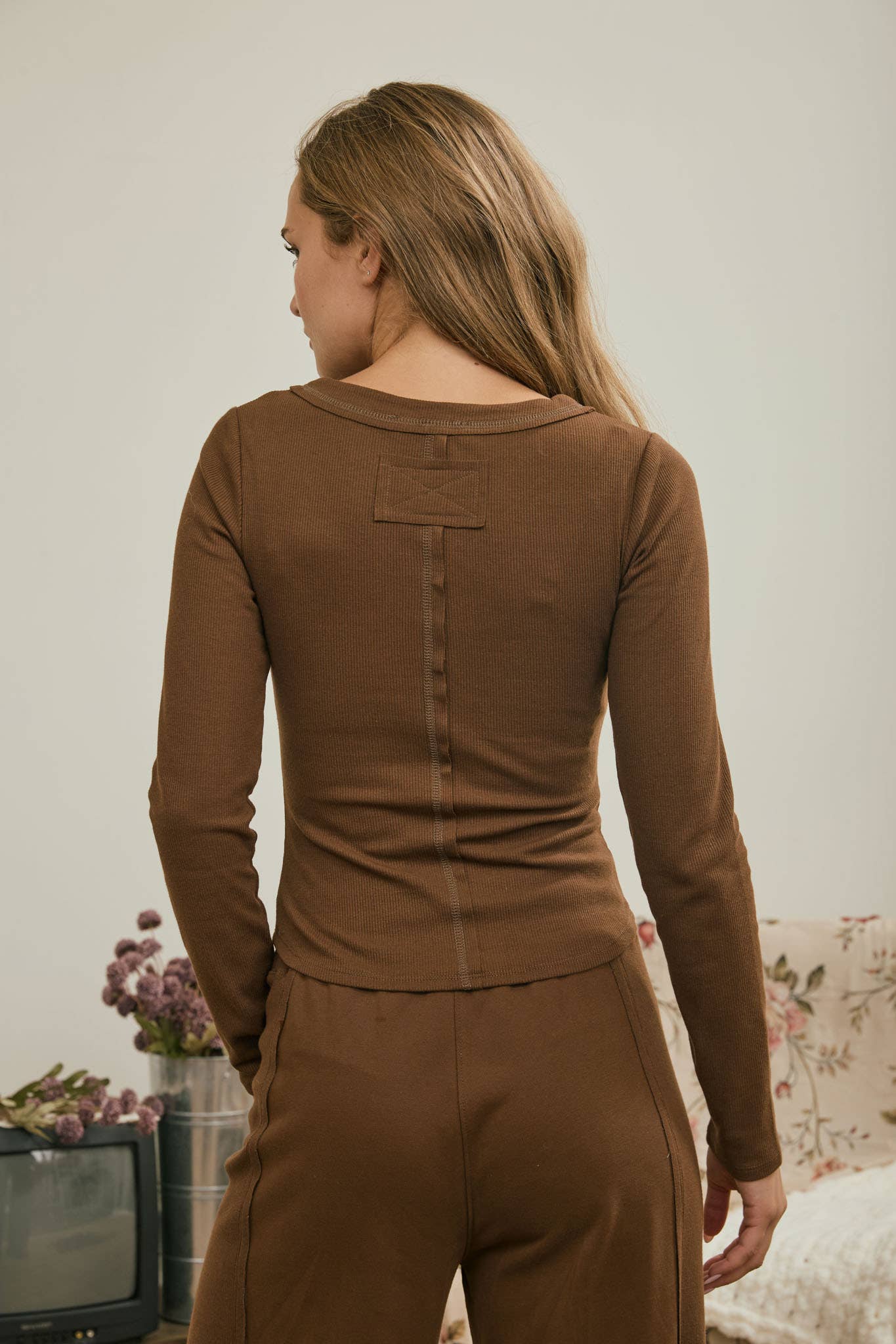 BUTTON FRONT ROUND NECK LONG SLEEVE KNIT TOP brown