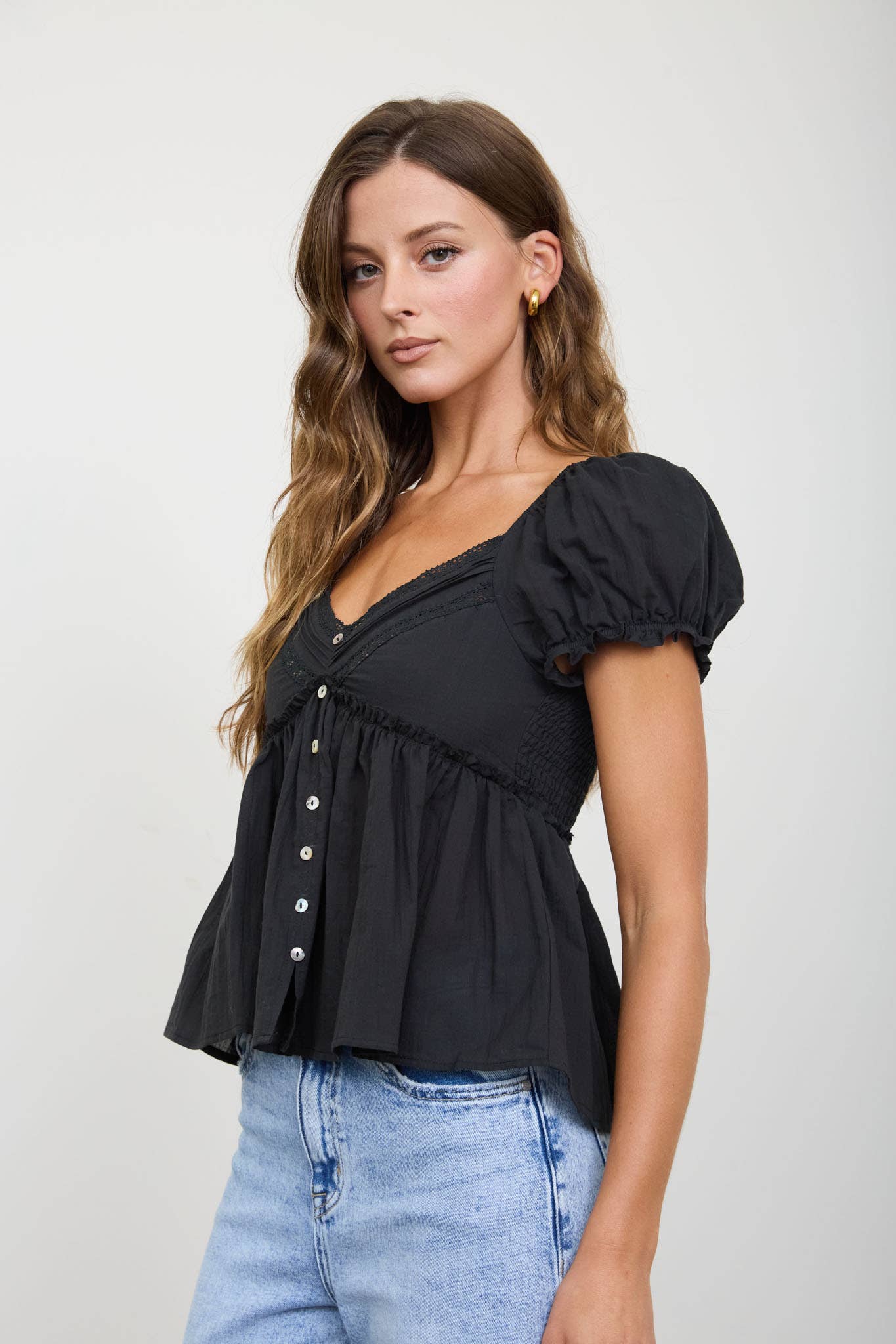 V NECK LADDER LACE PUFF SLEEVE BUTTON DOWN TOP : WHITE