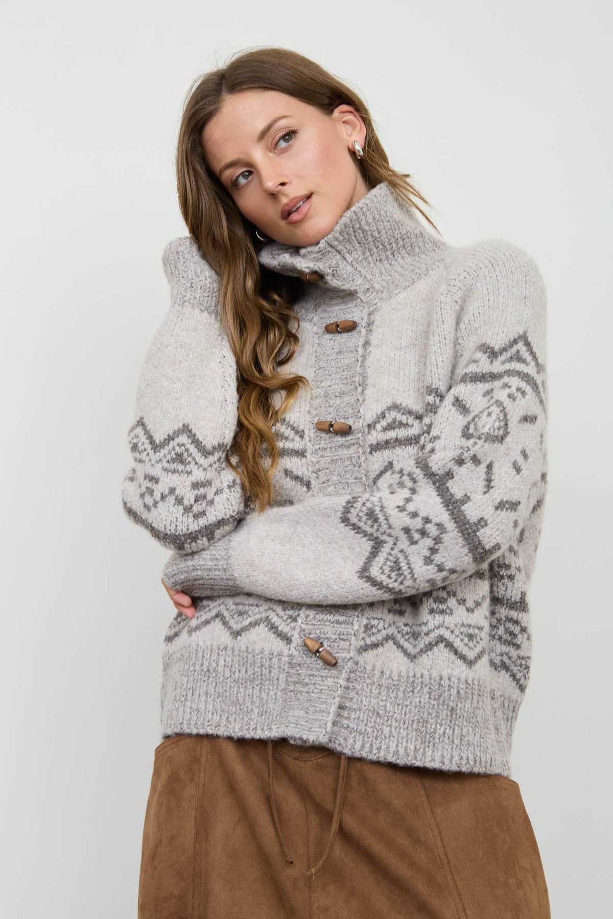 MOCK NECK TOGGLE BUTTON FAIR ISLE KNIT CARDIGAN: LIGHT TAUPE