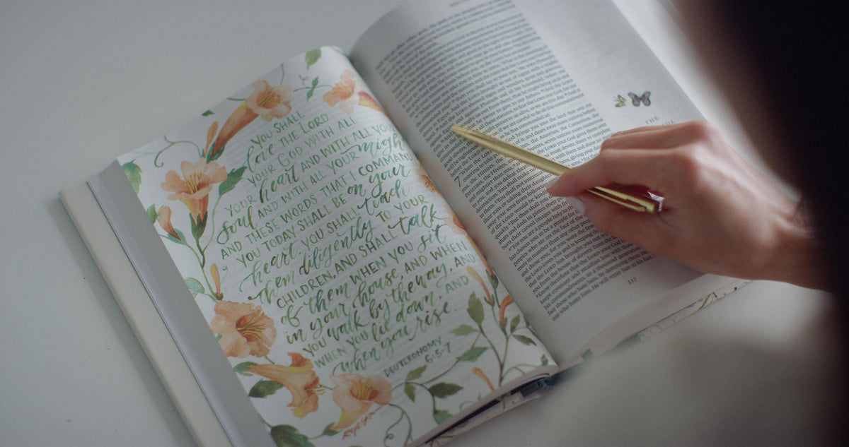 ESV GraceLaced Bible, HC (Artwork by Ruth Chou Simons)