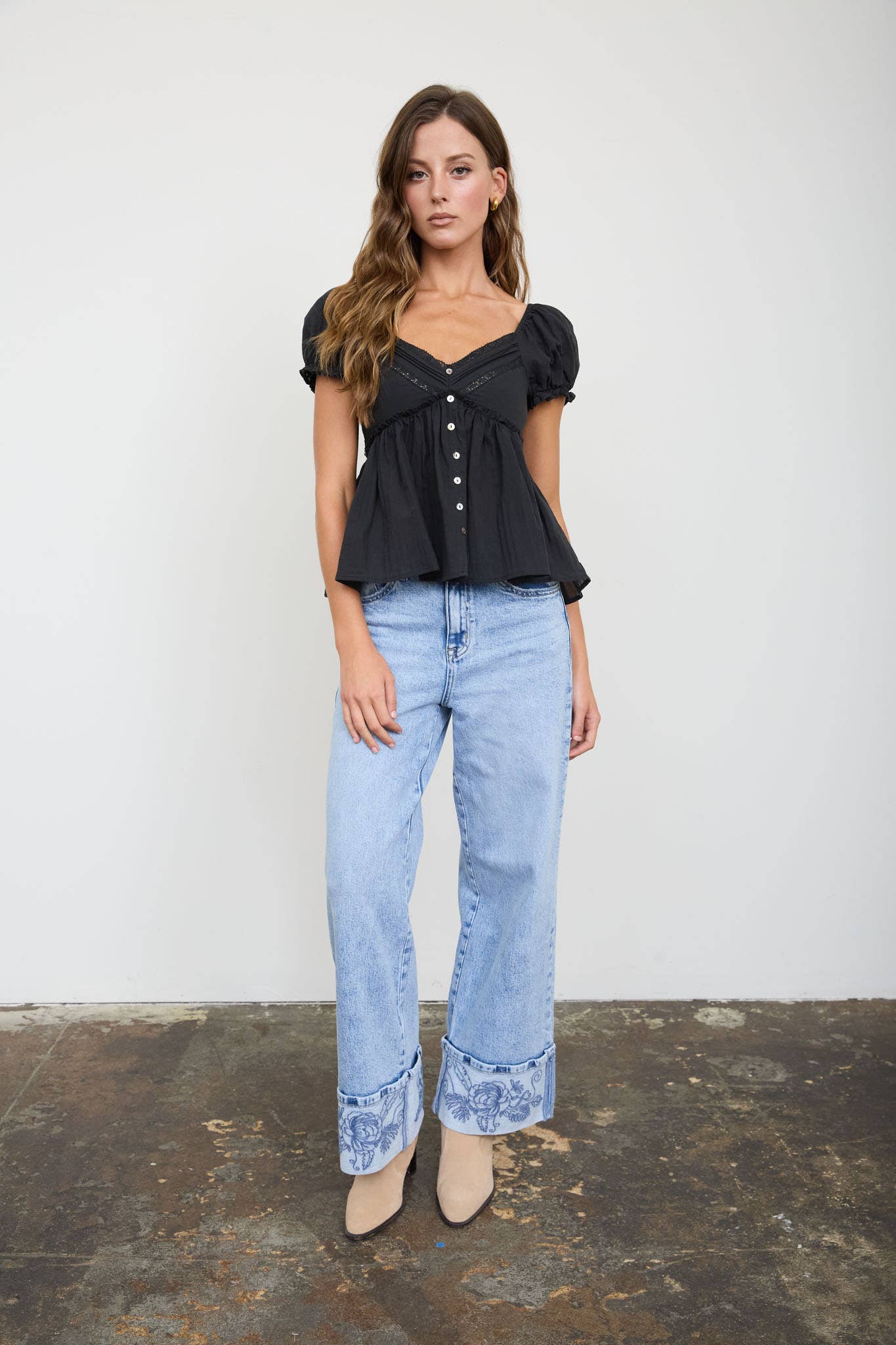 V NECK LACE PUFF SLEEVE BUTTON DOWN TOP : BLACK
