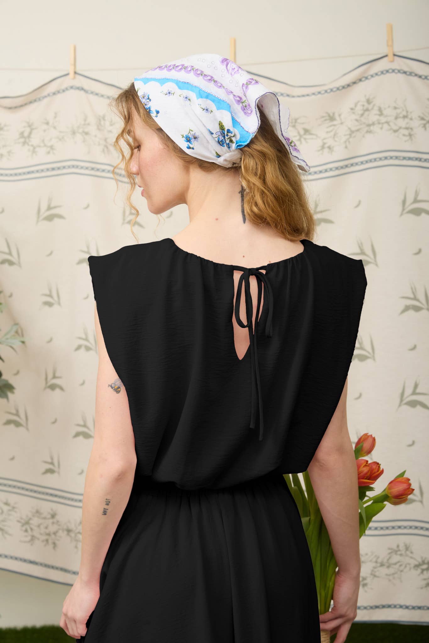 SLEEVELESS BALLOON CROP TOP: BLACK