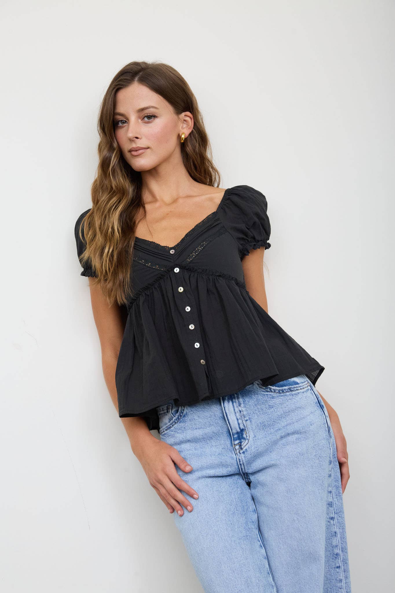 V NECK LADDER LACE PUFF SLEEVE BUTTON DOWN TOP : WHITE