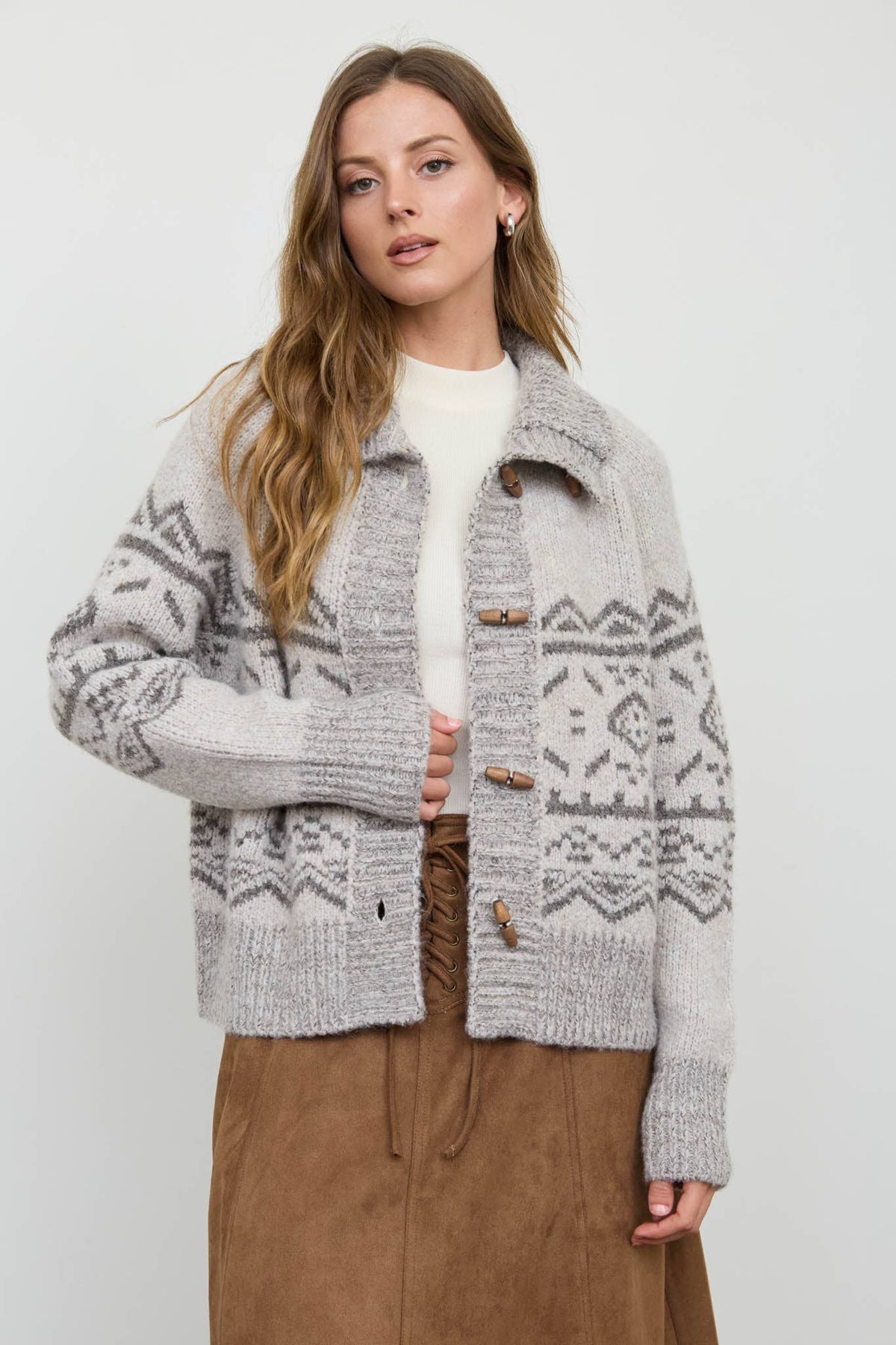 MOCK NECK TOGGLE BUTTON FAIR ISLE KNIT CARDIGAN: LIGHT TAUPE
