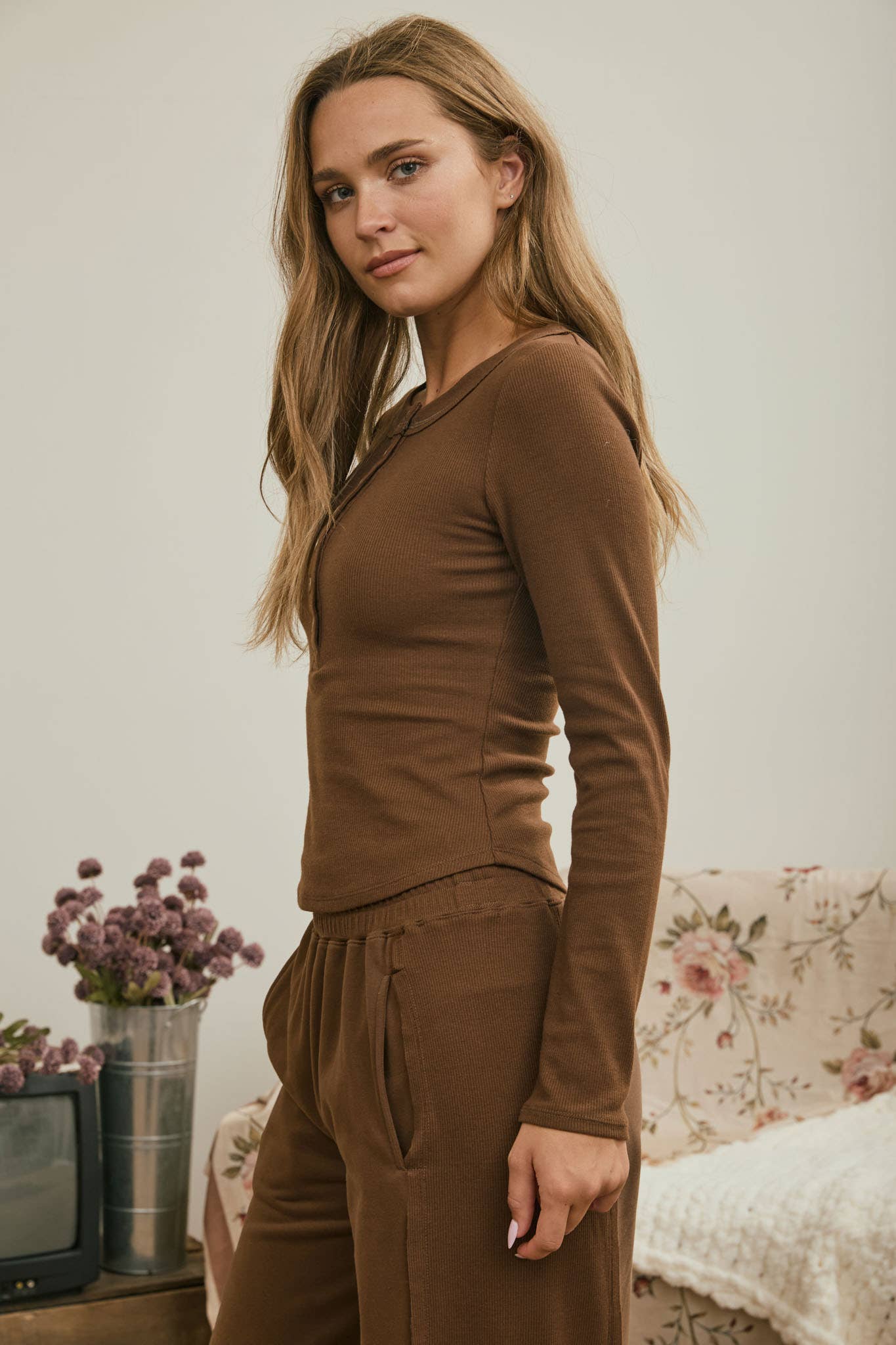 BUTTON FRONT ROUND NECK LONG SLEEVE KNIT TOP brown