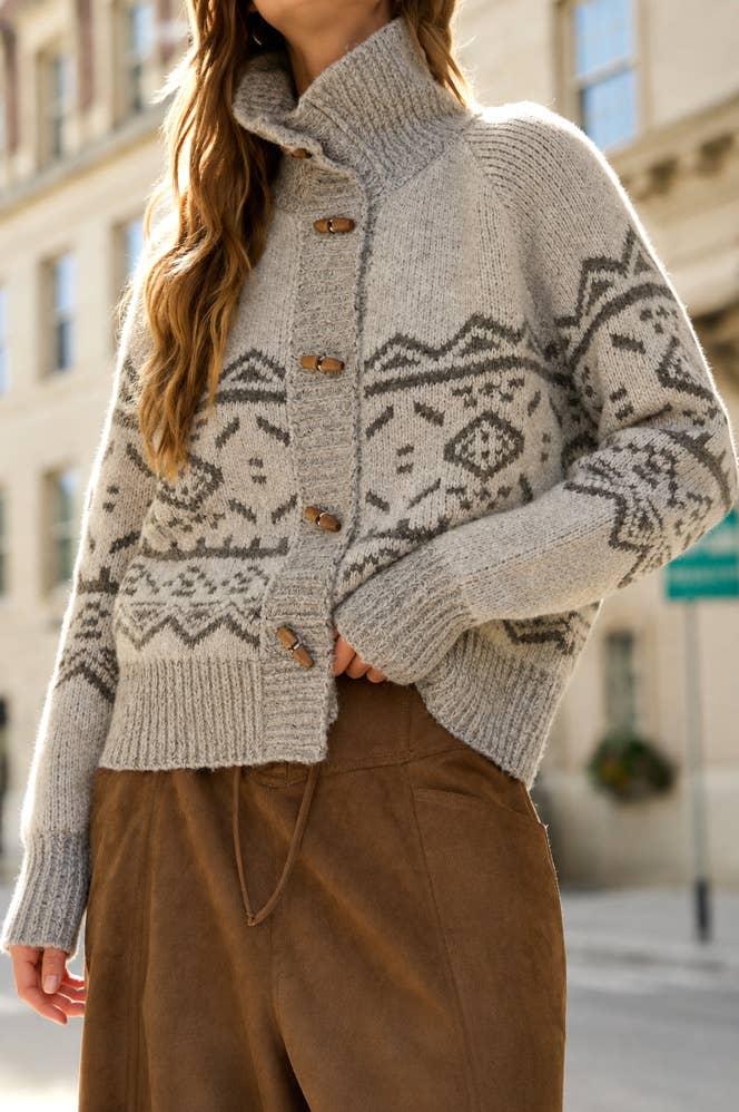 MOCK NECK TOGGLE BUTTON FAIR ISLE KNIT CARDIGAN: LIGHT TAUPE
