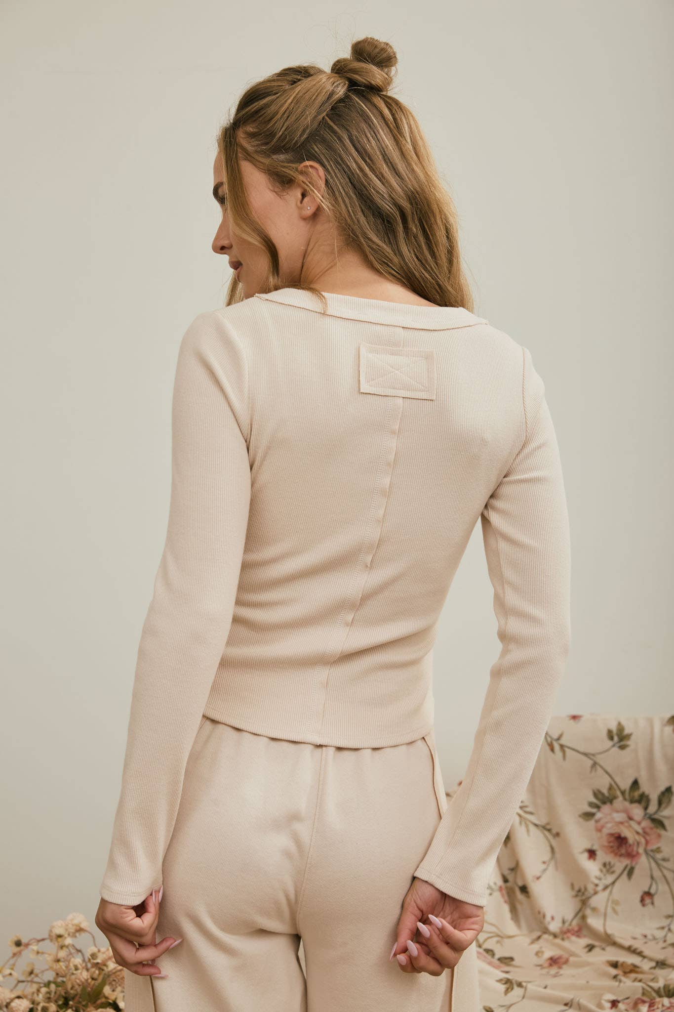 FITTED LONG SLEEVE RIBBED HENLEY KNIT TOP :