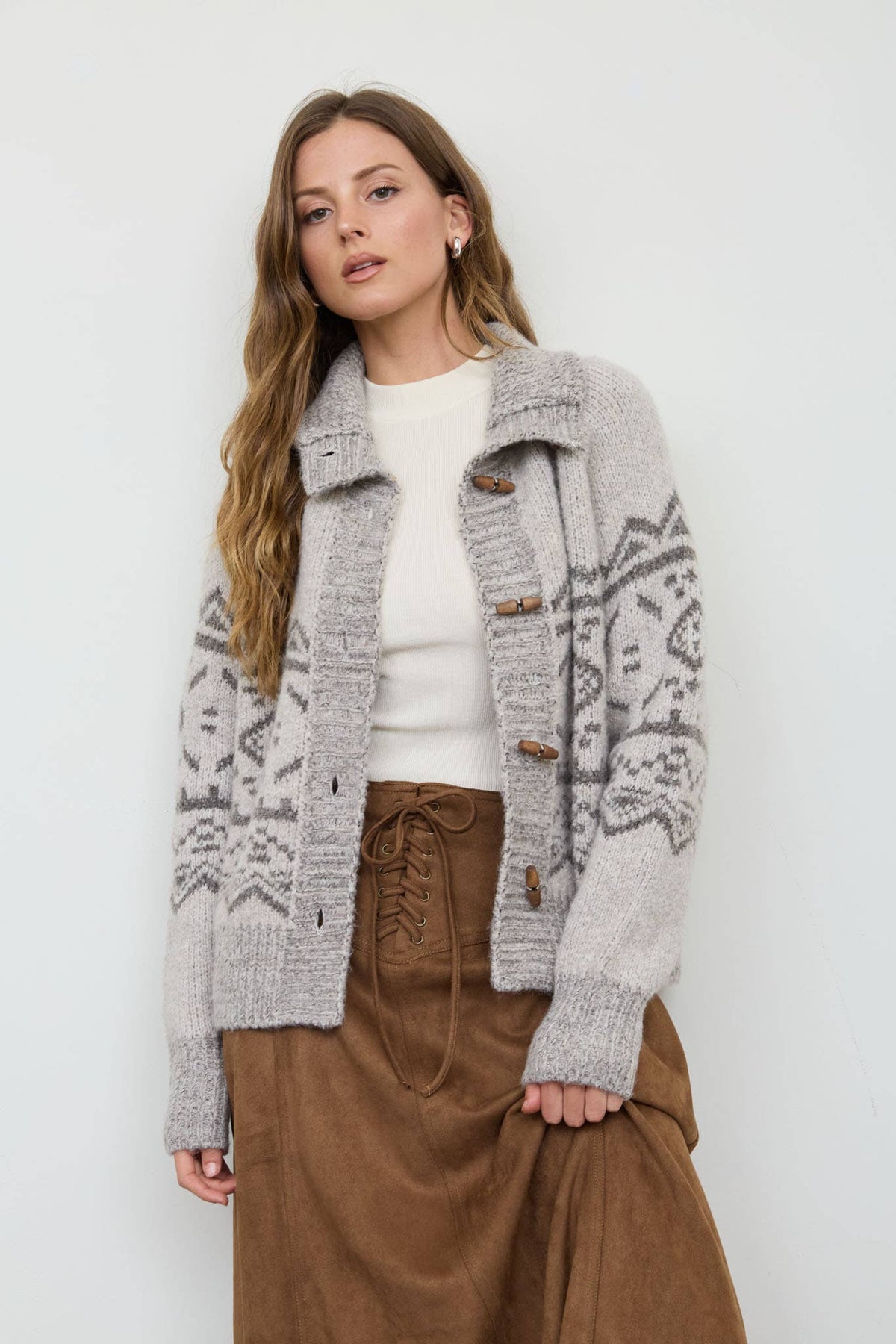 MOCK NECK TOGGLE BUTTON FAIR ISLE KNIT CARDIGAN: LIGHT TAUPE