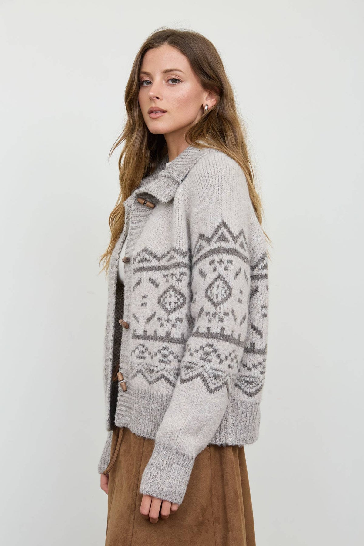 MOCK NECK TOGGLE BUTTON FAIR ISLE KNIT CARDIGAN: LIGHT TAUPE